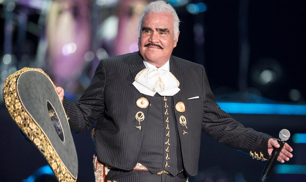 El cantante de música ranchera Vicente Fernández, fue hospitalizado de emergencia este miércoles en la ciudad mexicana de Guadalajara debido a una posible infección en las vías urinarias, informó su hijo Gerardo Fernández. (ARCHIVO)