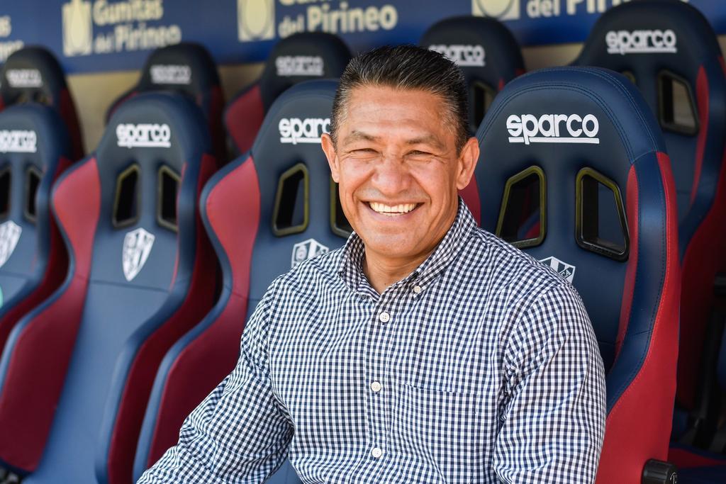 Con la promesa de que se verá a un equipo agresivo y con intensidad, Ignacio Ambriz fue presentado como director técnico del Huesca, equipo de la segunda división de España. (ESPECIAL)