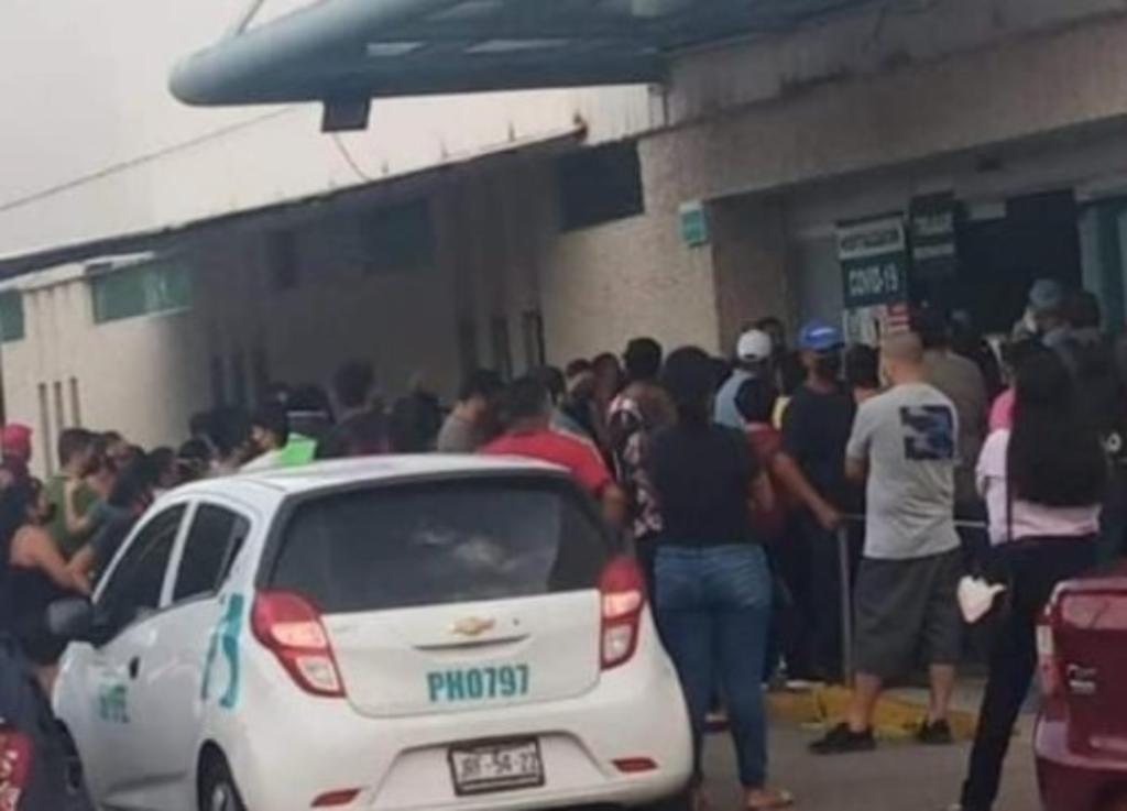 Esta semana en redes sociales se difundieron imágenes del exterior del Hospital General de Zona del IMSS 3 en Mazatlán, Sinaloa con decenas de personas esperando atención médica. (ESPECIAL) 