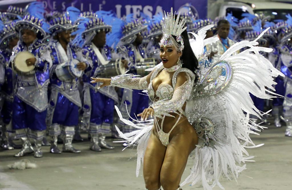 La asociación que reúne a las escuelas de samba de la 'cidade maravilhosa' confirmó este jueves que el carnaval de Río de Janeiro, la fiesta más icónica de Brasil, se realizará entre el 25 de febrero y el 5 de marzo, tras haber sido cancelado este año por culpa de la pandemia del coronavirus. (ARCHIVO) 