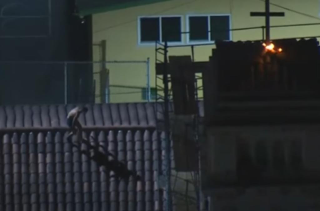 El sospechoso fue trasladado a un hospital tras ser detenido (CAPTURA)
