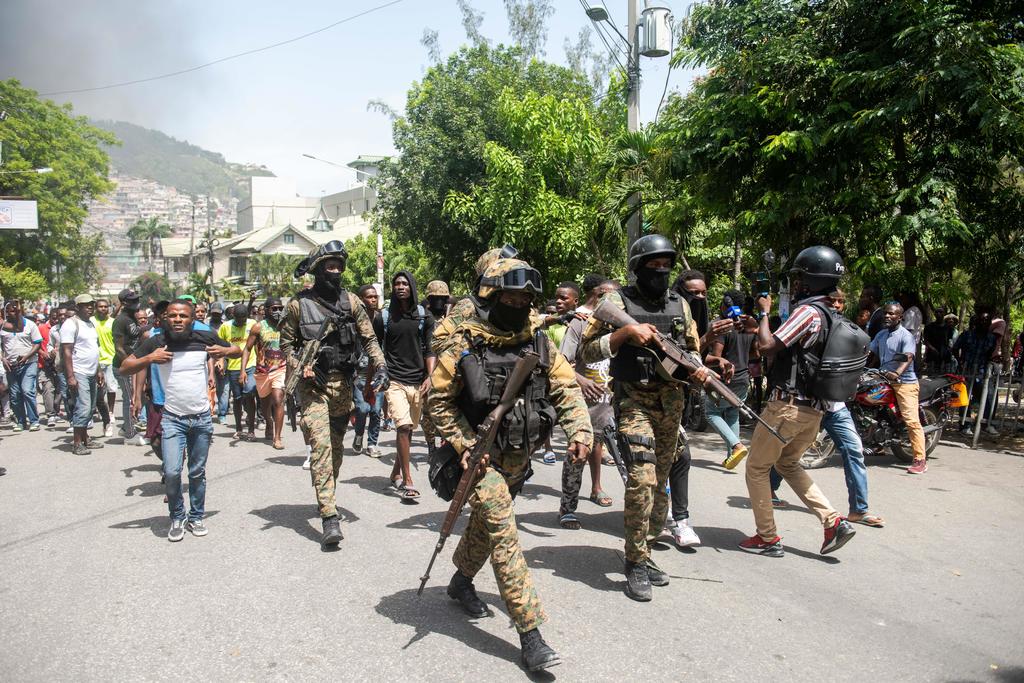 Haití arreció este jueves la operación policial para capturar a los autores del asesinato del presidente Jovenel Moise y anunció la detención de 17 de los 28 supuestos implicados, en su mayoría colombianos. (EFE)