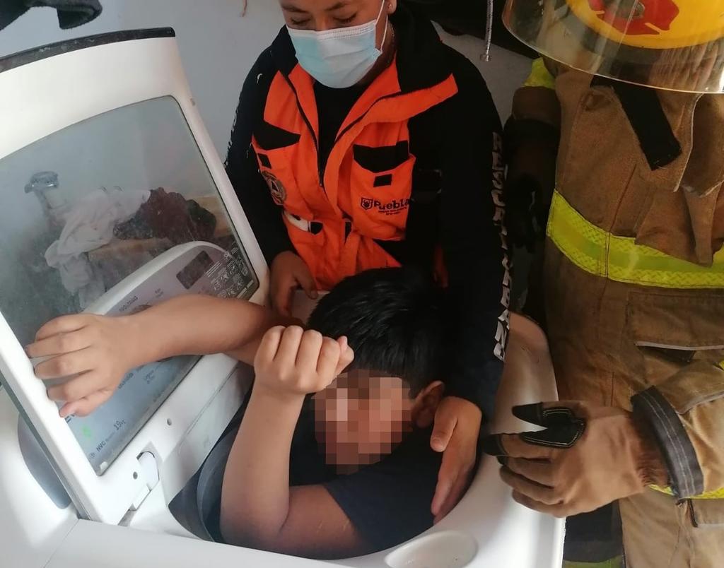 Un menor de edad, quien quedó atrapado en el interior de una lavadora en su vivienda de la ciudad de Puebla, debió ser auxiliado por elementos de Protección Civil. (TWITTER)