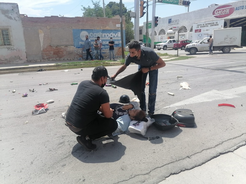 Uno de los afectados es Carlos, de 44 años, conductor de la motocicleta Italika 125. (EL SIGLO DE TORREÓN)