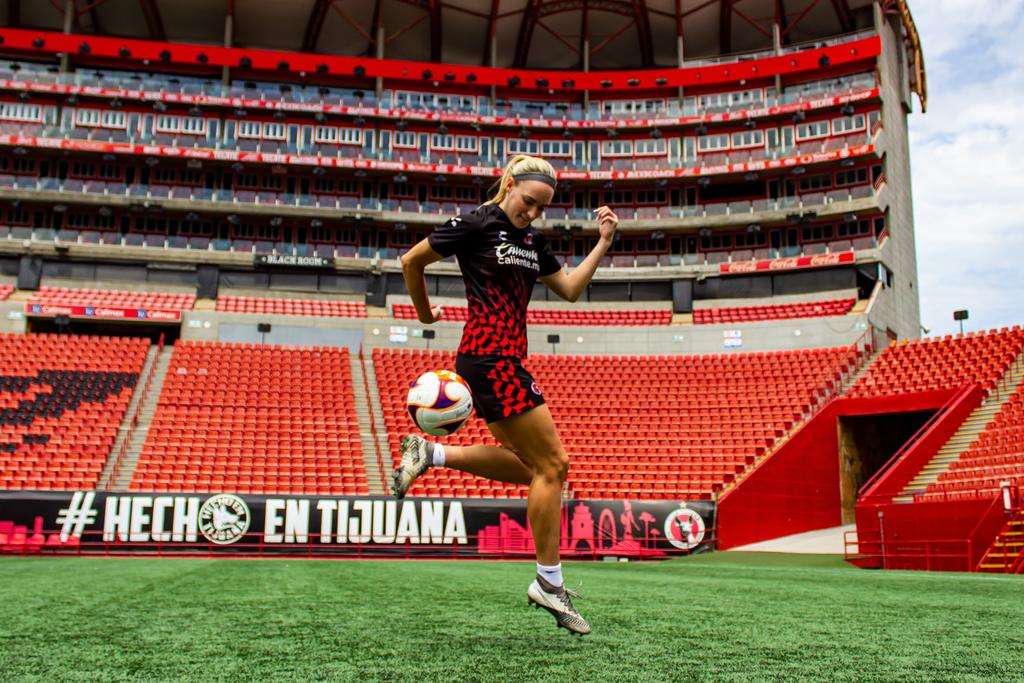 El Club Tijuana Femenil hizo de manera oficial, la llegada de la extrema estadounidense Angelina Hix, la primera jugadora que ocupará la plaza de extranjera en la institución fronteriza. (CORTESIA) 

