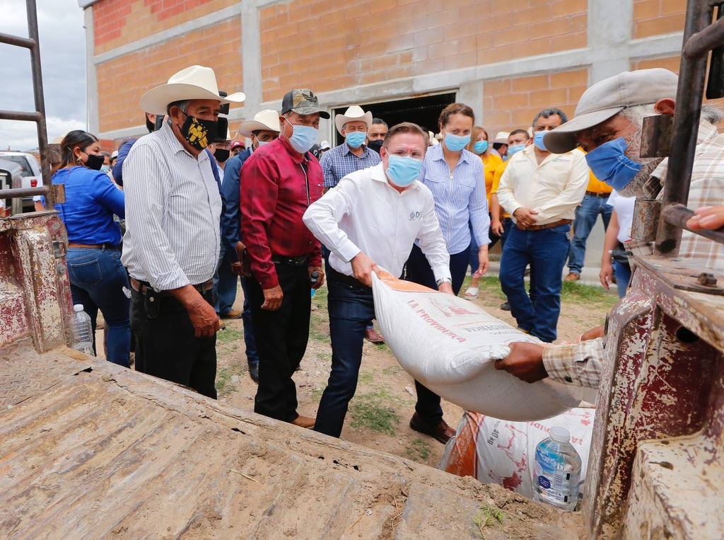 El gobernador José Rosas Aispuro Torres, entregó apoyos del programa de suplemento alimenticio y del Seguro Agrícola.