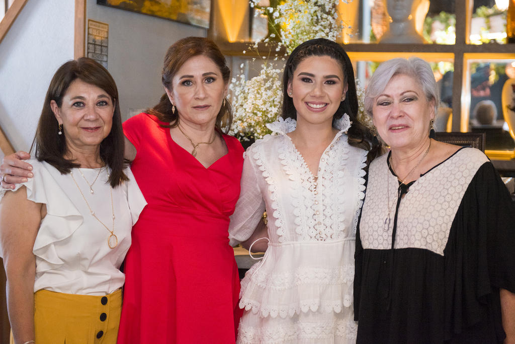 La novia con las tías y la mamá del novio, Cristina Oviedo, Ángeles Oviedo, Deniz Hernández y Blanca Oviedo.