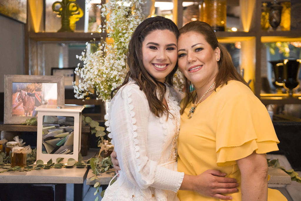 Deniz Hernández con su madre Rosy Mayorga.