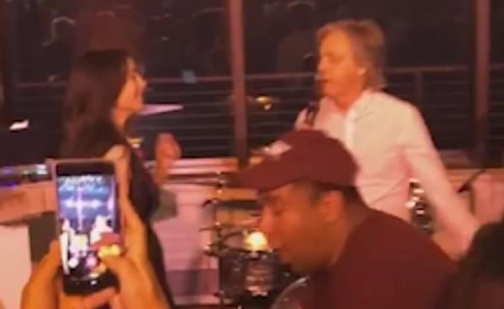Paul McCartney se encuentra en tendencia en Twitter este sábado después de que internautas revivieron un antiguo video del cantante británico y exBeatle cantando durante una fiesta el exitoso tema de la banda, I Saw Her Standing There. (ESPECIAL)  