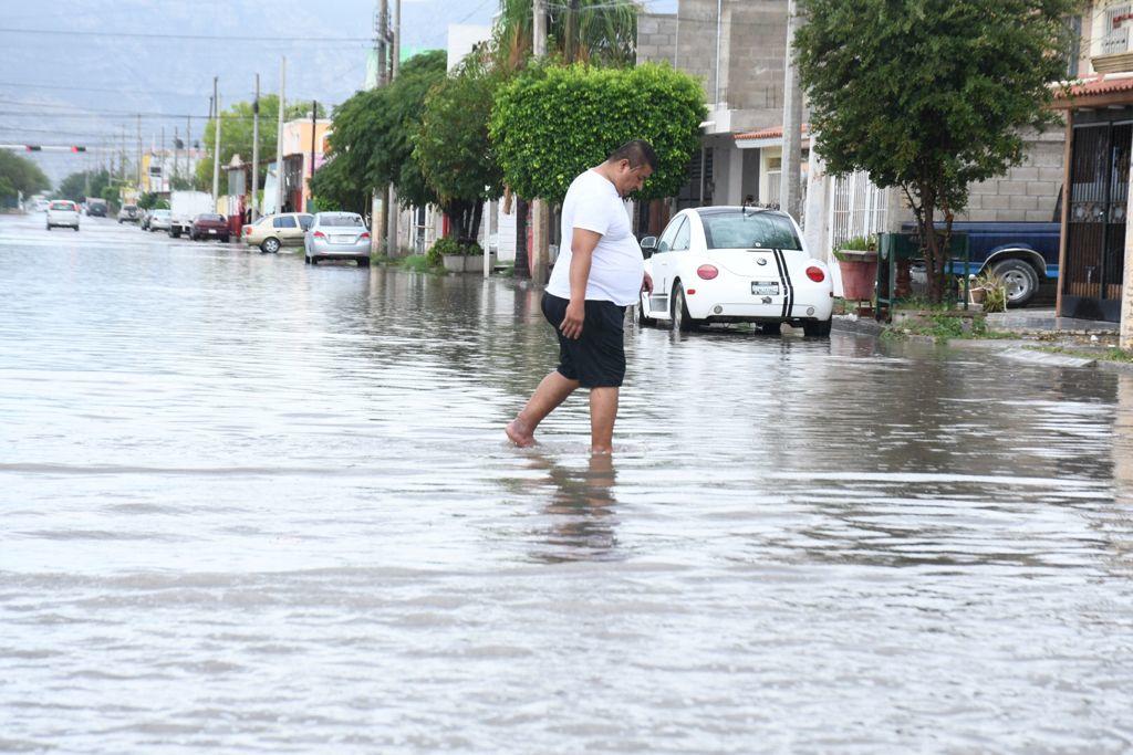 Las lluvias puntuales que se registraron este sábado en la mañana dejaron algunas inundaciones en áreas del sur y oriente de Torreón, además de encharcamientos en vialidades que tradicionalmente se ven afectadas cuando ocurren precipitaciones. (FERNANDO COMPEÁN)
