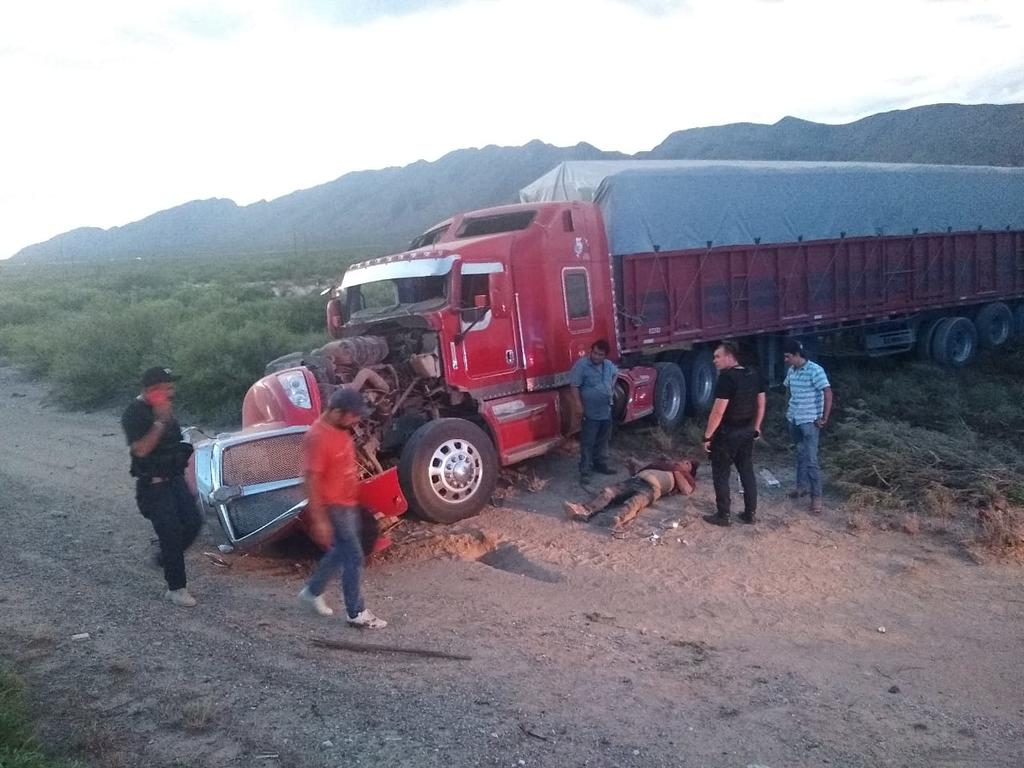 Traileros terminan gravemente lesionados luego de sufrir volcadura sobre la carretera libre que dirige del poblado de Bermejillo a Ceballos.