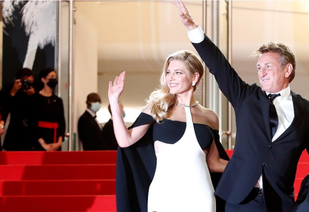 Sean Penn y su hija Dylan fueron los protagonistas este sábado de la alfombra roja del Festival de Cannes, donde aparecieron coordinados, en blanco y negro, para el pase de gala de su película, 'Flag Day'. (AP) 