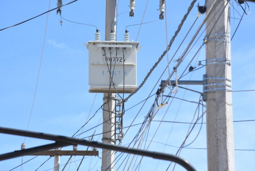 Una vez más se reportaron apagones y fallas eléctricas en diversas colonias del oriente y sur de Torreón, ahora se registraron durante este sábado en la mañana y en la tarde, por periodos cortos de tiempo y generando aún así diversas afectaciones en aparatos domésticos. (ARCHIVO) 
