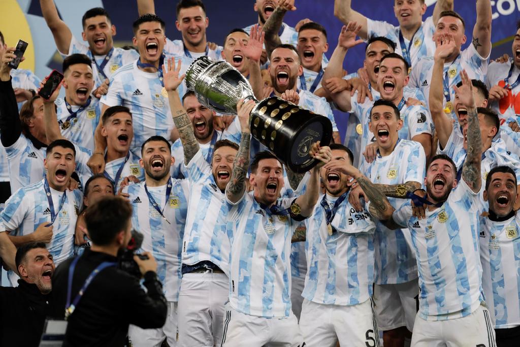 La selección argentina, con Lionel Messi a la cabeza, conquistó este domingo su decimoquinta Copa América al vencer en la final por 1-0 a Brasil en el estadio Maracaná de Río de Janeiro.
