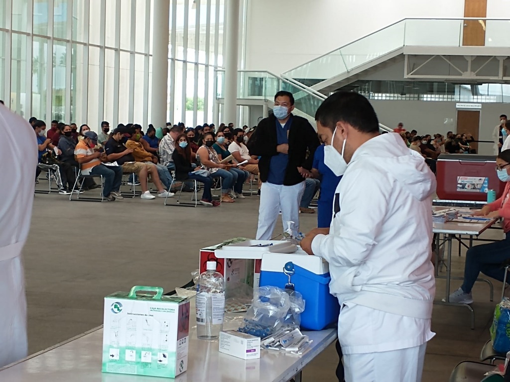 Los municipios de Saltillo y Arteaga iniciaron la vacunación de la población de 30 a 39 años de edad.