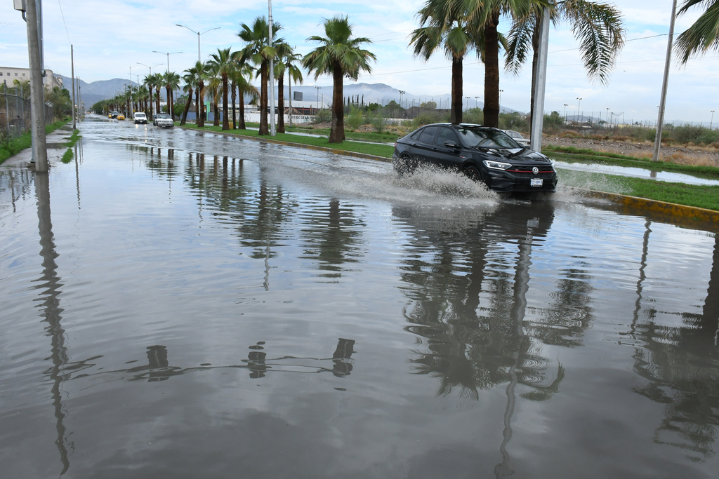 Las lluvias de ayer sábado dejaron algunas inundaciones en rúas del sector oriente de Torreón, especialmente en bulevar Diagonal Las Fuentes, Rodríguez Triana y Parque Industrial Oriente. (FERNANDO COMPÉAN)