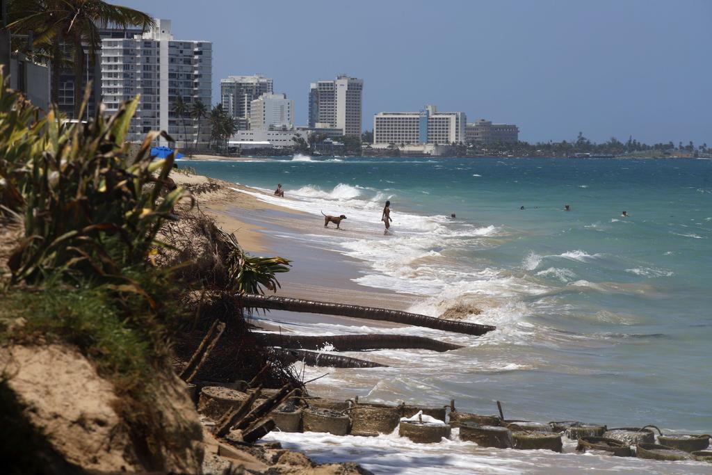 Puerto Rico experimenta un incremento de la erosión costera provocado por la crisis climática que afecta a costas y construcciones sin permisos cerca del mar, un problema que se acrecienta con la llegada de la temporada de huracanes. (ARCHIVO) 
