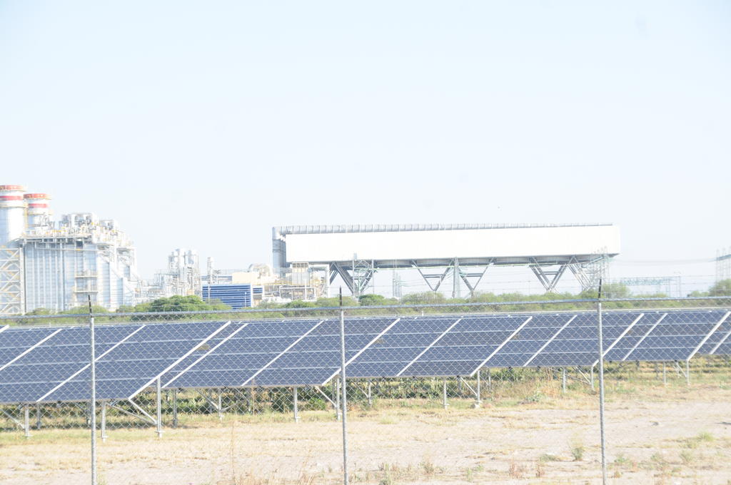 Gustavo Kientzle Baille, secretario de Desarrollo Económico en el gobierno de Durango, dijo que La Laguna y el estado seguirán apostando por las energías renovables y recordó que se cuenta con 12 parques solares en operación en en todo Durango, además de seis en tramitología por entrar y otro a base de gas natural, que consideró será de las nuevos enfoques con la conectividad que se proyecta en La Laguna. (ARCHIVO)