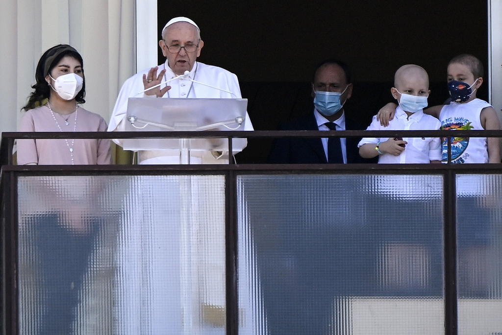 El papa Francisco hizo el domingo su primera aparición pública desde su cirugía de la semana pasada, y saludó a los fieles desde un balcón del hospital. (EFE) 
