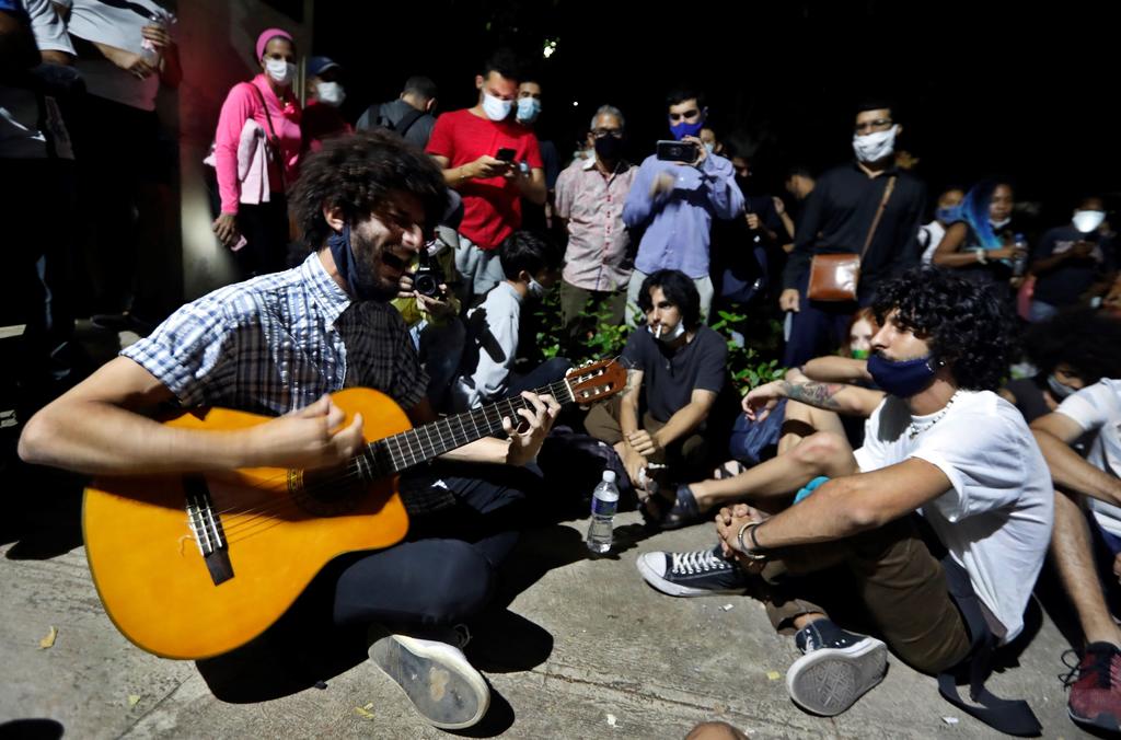 Cientos de personas salieron este domingo a la calle a protestar contra el Gobierno en el pueblo cubano de San Antonio de los Baños (Artemisa, oeste) al grito de '¡abajo la dictadura!', 'libertad' y 'patria y vida'. (ARCHIVO) 