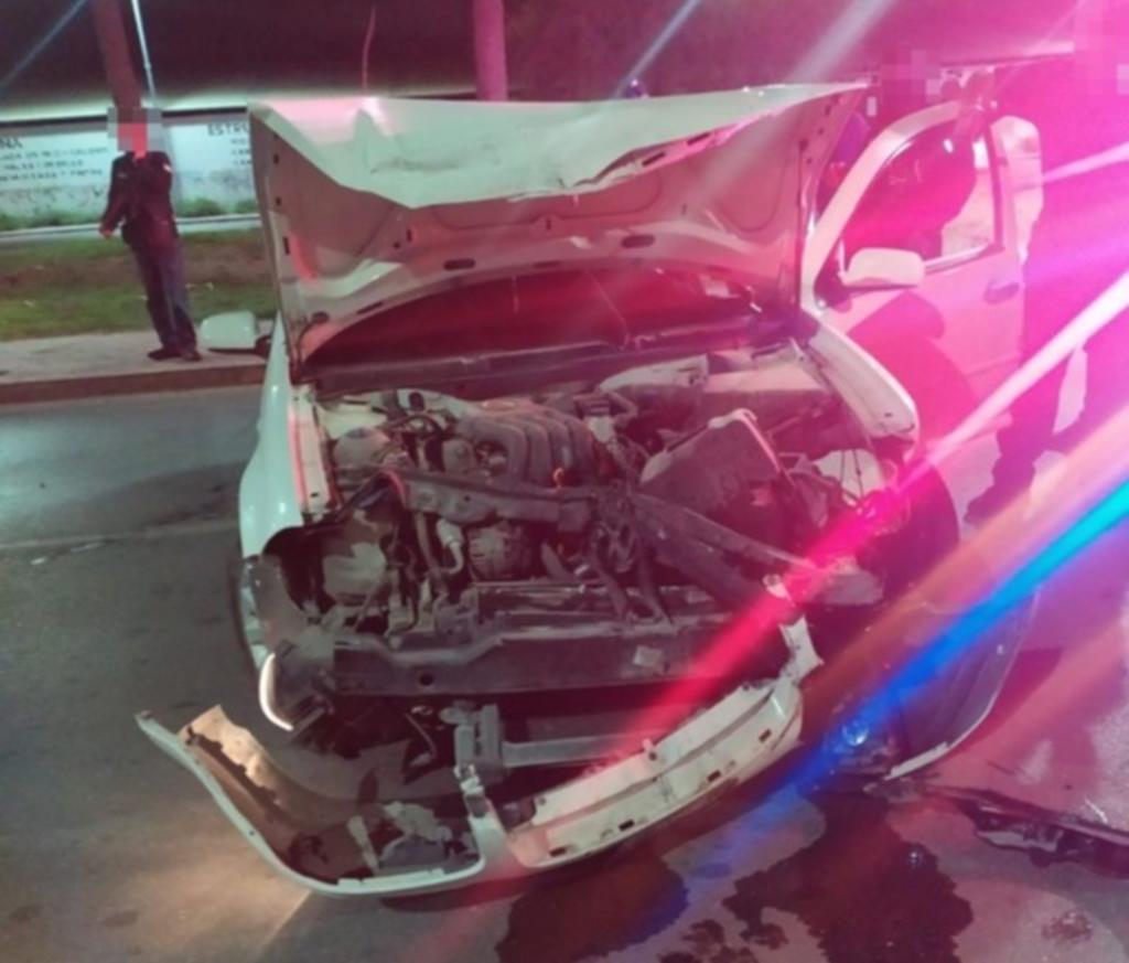 Un conductor en estado de completo estado de ebriedad chocó contra la cordonería de una vialidad frente a la colonia Residencial el Secreto de la ciudad de Torreón, la unidad presentaba daños en el frente por un accidente previo. (EL SIGLO DE TORREÓN)