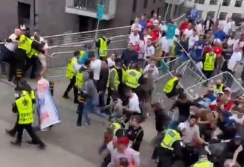 Mientras que al interior del estadio Wembley en Inglaterra se disputa la final de la Eurocopa 2020 entre Inglaterra e Italia entre 'glamour' y 'clase' con la familia real, Tom Cruise y David Beckham en la tribuna, al exterior ya se desata el caos. (TWITTER) 