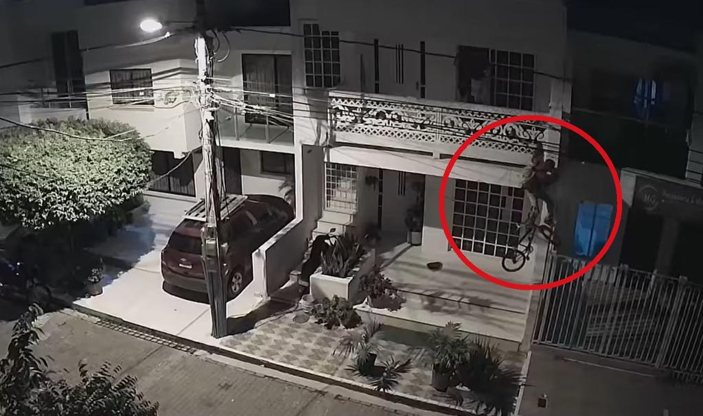 El sujeto se las arregló para bajar con la bicicleta desde el balcón de la vivienda sin ser detectado (CAPTURA) 