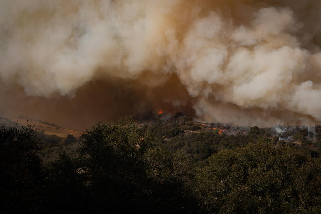 Un incendio activo en California (EUA) ha quemado hasta ahora casi 36,400 hectáreas, tres veces la superficie de la ciudad de San Francisco, convirtiéndose así en el fuego forestal más grande en lo que va de año en ese estado, informó este lunes el Servicio Forestal de EUA. (ARCHIVO) 
