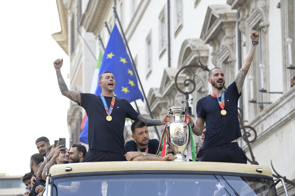 La selección de Italia, flamante campeona de Europa tras imponerse a Inglaterra este domingo en la final de la Eurocopa en Wembley, celebró este lunes su triunfo al recorrer el centro de Roma
