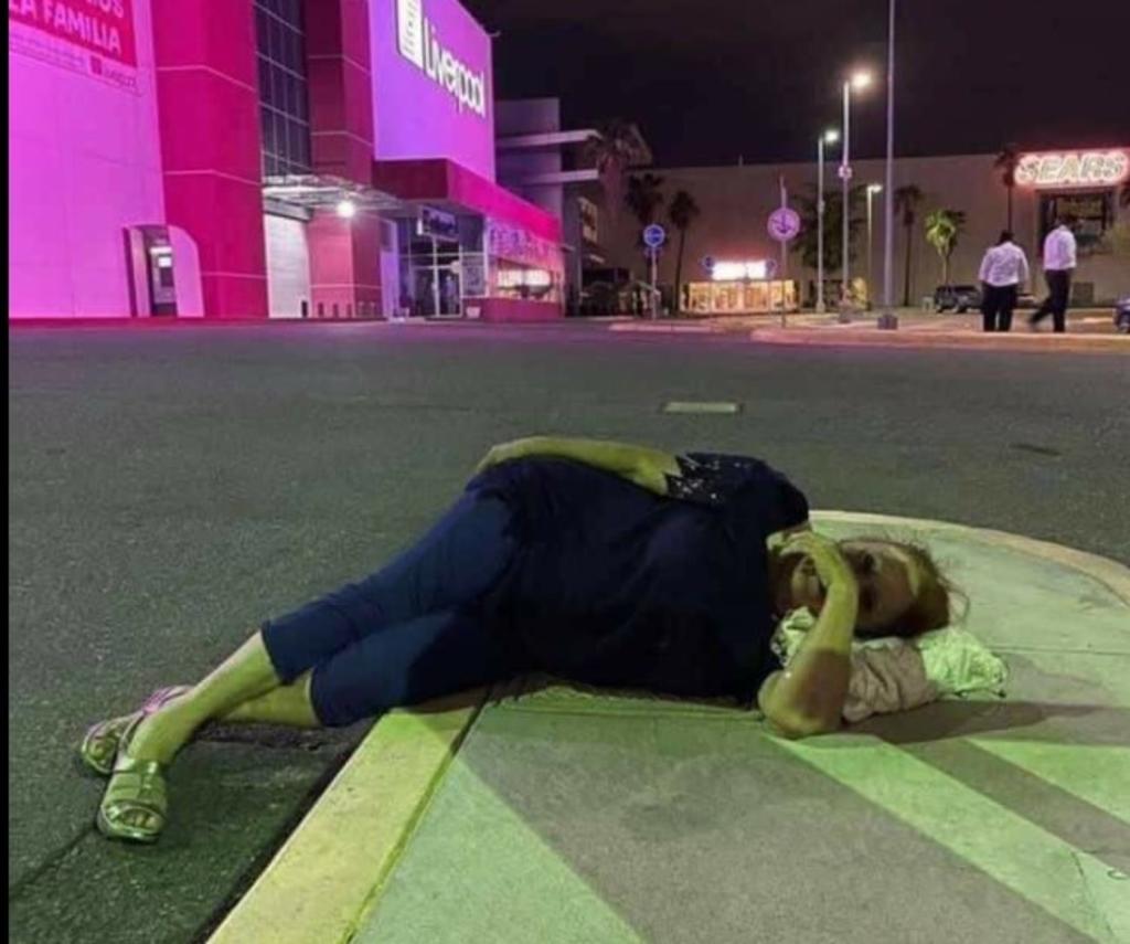 Este fin de semana una mujer se volvió viral en las redes sociales por compartir sus fotografías acostada en el estacionamiento de un centro comercial tras perder su boleto. (FACEBOOK) 