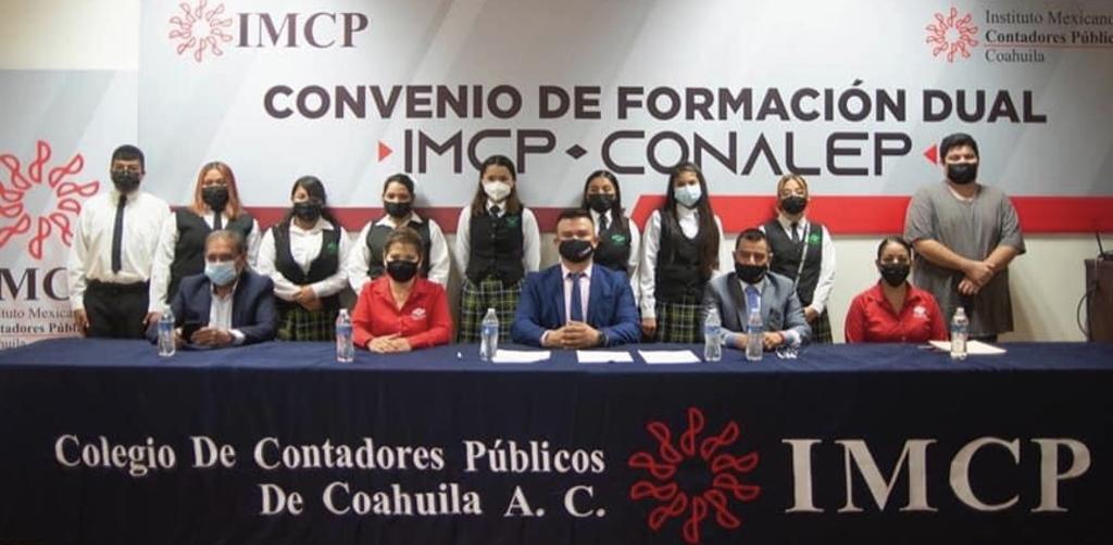 El Colegio de Contadores Públicos de Coahuila y el Instituto Mexicano de Contadores Público (IMCP) firmaron con el Colegio Nacional de Educación Profesional (Conalep) de Monclova, un convenio de formación dual, que beneficiará a los participantes en el acuerdo. (SERGIO A. RODRÍGUEZ)