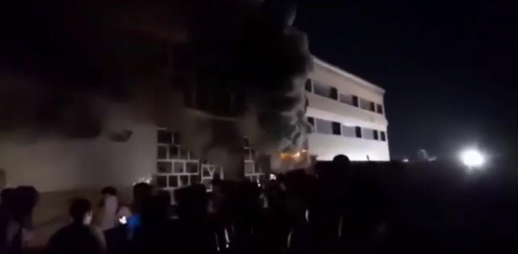 Un incendio devastó una sala para pacientes de COVID-19 en el sur de Irak, causando la muerte de al menos 50 personas y dejando heridas a decenas más, informaron funcionarios médicos el lunes. (ESPECIAL)