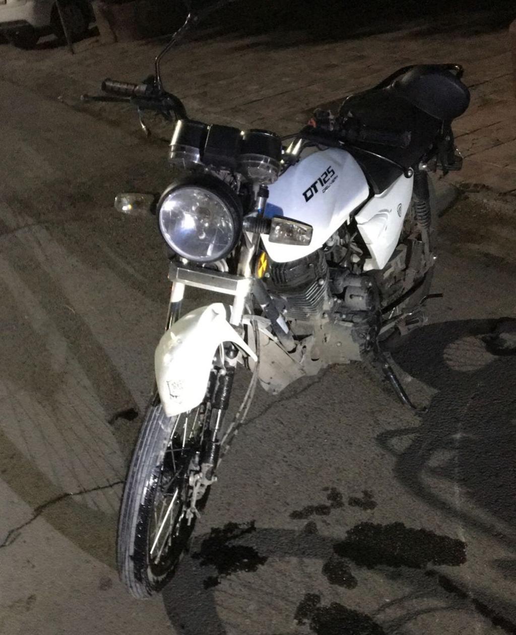 El joven herido fue identificado como Orlando de 28 años de edad, quien conducía una motocicleta de la marca Italika, modelo 2021, color blanco. (EL SIGLO DE TORREÓN)