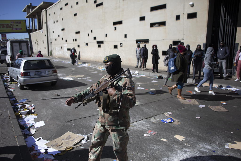 La oleada de disturbios y saqueos masivos que sufre Sudáfrica desde la semana pasada, con niveles de vandalismo inéditos en la historia democrática de la nación austral, acumula ya 45 muertos y 757 detenidos, mientras la Policía y el Ejército unen fuerzas para intentar estabilizar las zonas afectadas. (EFE) 
