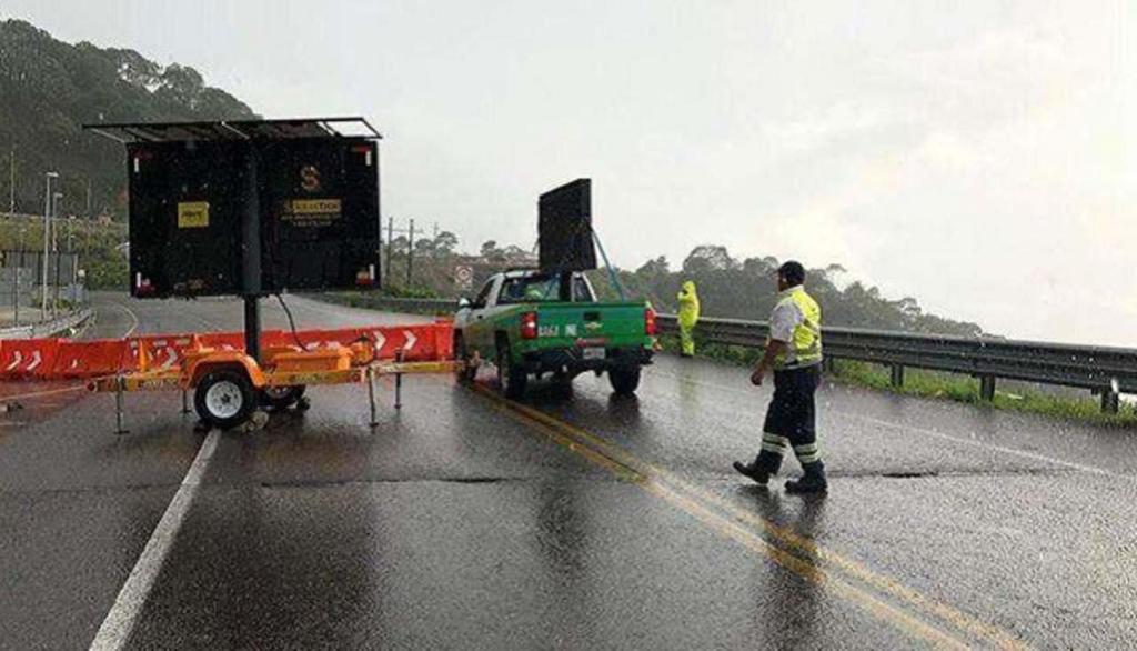 Personal de emergencias de Capufe acudió a la inspección, encontrando un tractocamión de la marca Kenworth, línea T9, color blanco, con placas 52AB7K; sin embargo, la identidad del conductor se desconoce, ya que no se encontraba en el lugar.
