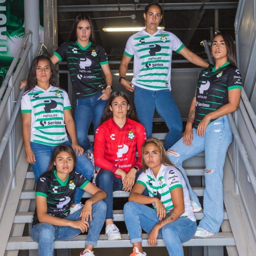 El Club Santos Laguna Femenil, en conjunto con su marca confeccionadora de ropa, dio a conocer esta tarde sus nuevos uniformes de juego, a utilizar durante el próximo torneo Apertura 2021, de la Liga MX Femenil. (ARCHIVO) 
