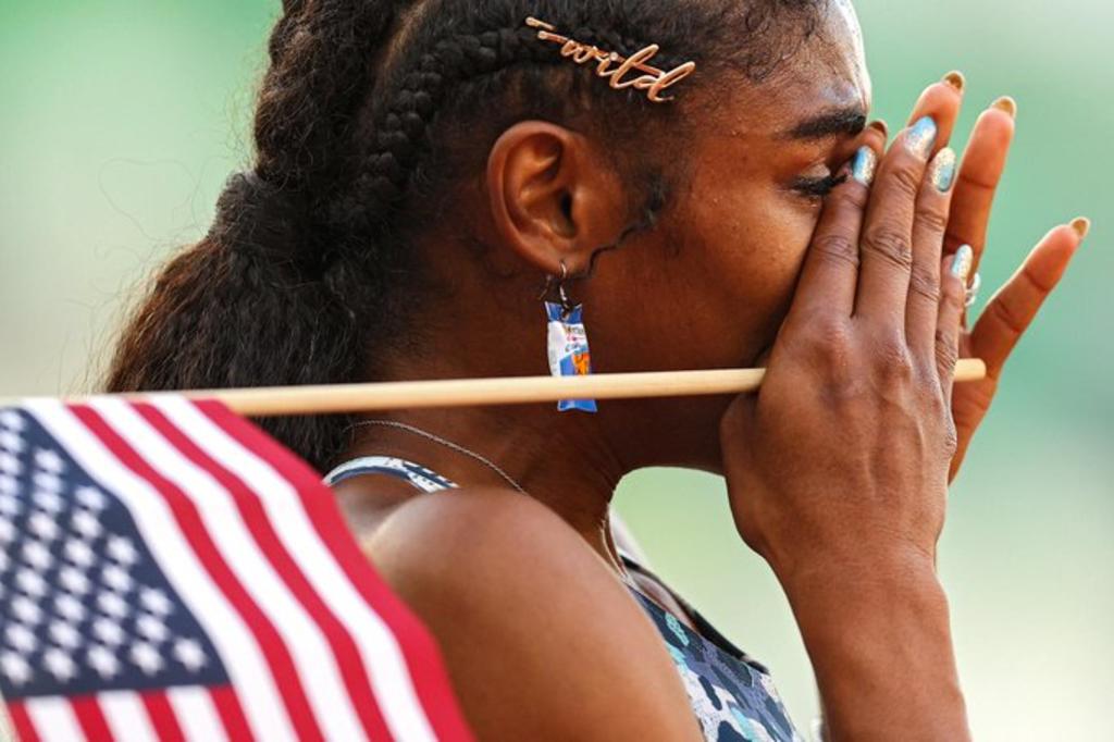 La atleta estadounidense, Christina Clemons, se convirtió en todo un fenómeno y no necesariamente por calificar a los Juegos Olímpicos de Tokio, algo que consiguió después de obtener el tercer lugar de los 100 metros con vallas en el clasificatorio de Estados Unidos, Clemons destacó por portar unos aretes en forma de Doritos durante sus competencias. (CORTESÍA)
