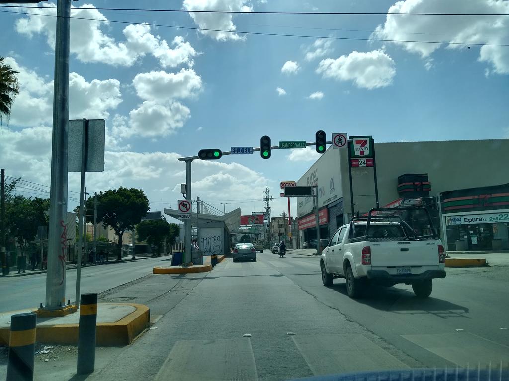 El alcalde de Torreón, Jorge Zermeño, se lanzó nuevamente contra los responsables del proyecto Metrobús, mismos que hasta este mes de julio no han entregado al Ayuntamiento el sistema de control para sincronía de los semáforos del bulevar Revolución. (ROBERTO ITURRIAGA)