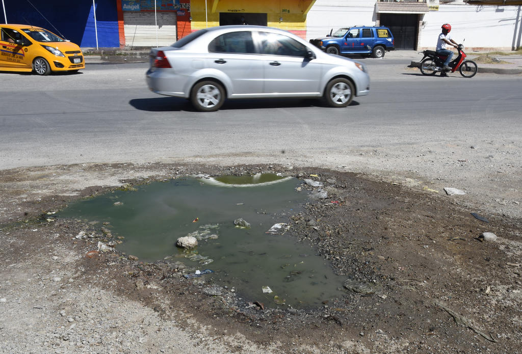 La Gerencia Técnica del Simas Torreón informó que existe la posibilidad de que se registren colapsos y hundimientos en diversos puntos del municipio, esto al tomar en cuenta el estado de algunos colectores de drenaje y el factor de la humedad que se ha generado en las últimas semanas por las lluvias en la zona urbana. (ARCHIVO)