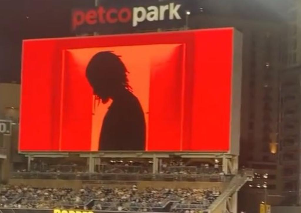 Este domingo, el oriundo de República Dominicana, Fernando Tatis Jr. se lució durante el juego entre los Padres de San Diego y Rockies con su intro en pantalla. (ESPECIAL) 