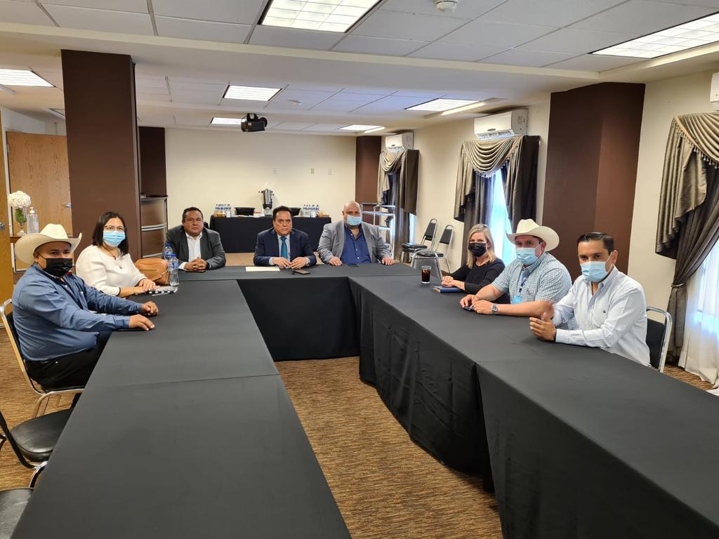 Alcaldesas y alcaldes electos de municipios de la región norte de Coahuila, sostuvieron una reunión con Gerardo Márquez Guevara, titular de la Fiscalía General del Estado (FGE) de Coahuila, con la finalidad de darles a conocer la situación que guarda la entidad, la región y sus municipios en materia de seguridad. (RENÉ ARELLANO)