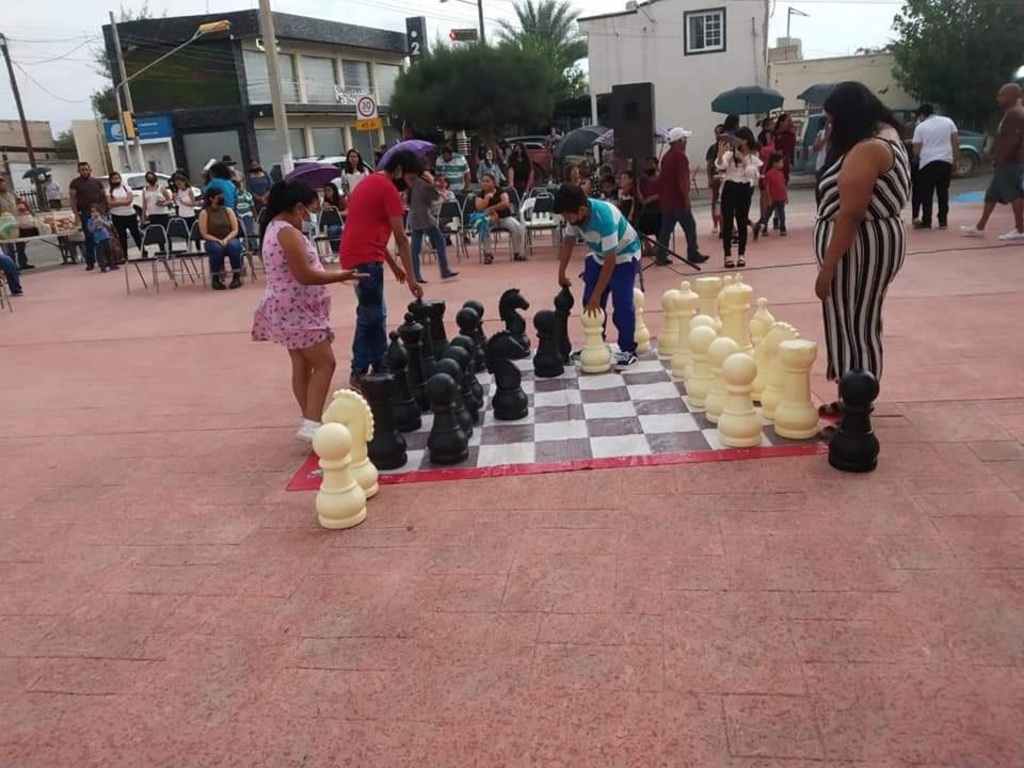 Ante decenas de familias, se ofreció un festival en el Centro Cultural Profesor Benito Macías García, mismo que hizo la delicia de los asistentes y sorprendió por la calidad interpretativa de los niños y jóvenes que presentaron sus habilidades artísticas. (EL SIGLO DE TORREÓN) 
