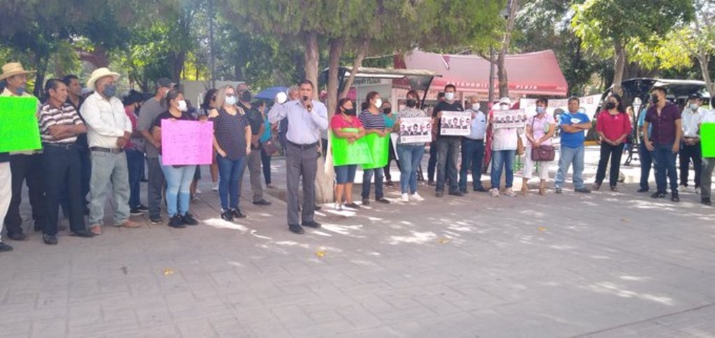 Las personas se manifestaron afuera de la presidencia de Lerdo. (DIANA GONZÁLEZ)
