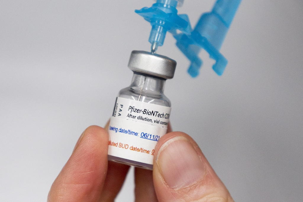 Sólo porque Pfizer desea ofrecer una tercera dosis de refuerzo de la vacuna contra el COVID-19 no significa que ello sea necesario. De hecho, las autoridades de salud internacionales aseguran que las dos dosis parecen ser suficientes, por ahora. (ARCHIVO) 
