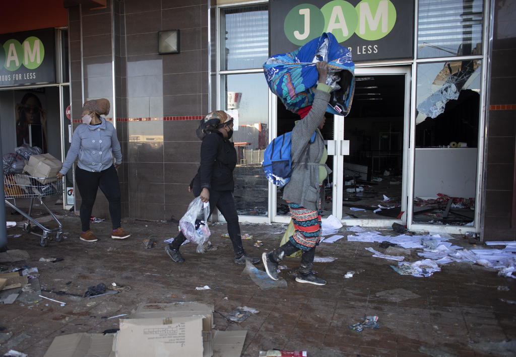 La policía y el ejército se esforzaban el miércoles por imponer el orden en barrios pobres de Sudáfrica donde continuaban los disturbios y saqueos provocados por el encarcelamiento del expresidente Jacob Zuma la semana pasada. (ARCHIVO) 
