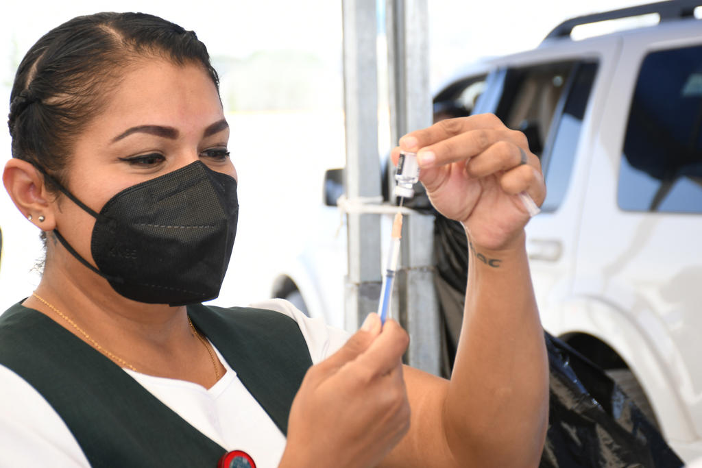 La subdelegada regional de los programas de desarrollo en la región Laguna, Cintia Cuevas, anunció que se iniciará la vacunación contra COVID para adultos mayores de 30 años en los municipios de Viesca, Parras y Matamoros. (ARCHIVO)