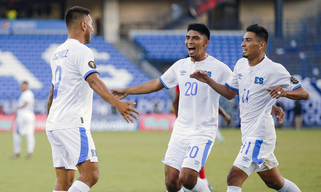  Con un golazo de Jairo Henríquez en el primer tiempo y un contrarremate de Walmer Martínez en el complemento, El Salvador venció el miércoles 2-0 a Trinidad y Tobago, para asegurar la clasificación a la siguiente ronda en la Copa de Oro. (AP) 
