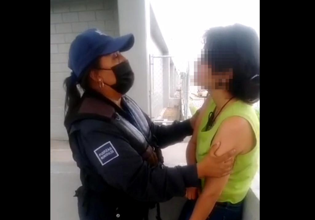 Elementos de la Policía Municipal de Saltillo lograron evitar que una joven atentara contra vida en un puente ubicado en bulevar Emilio Carranza y Presidente Cárdenas, la tarde de este miércoles. (EL SIGLO DE TORREÓN)