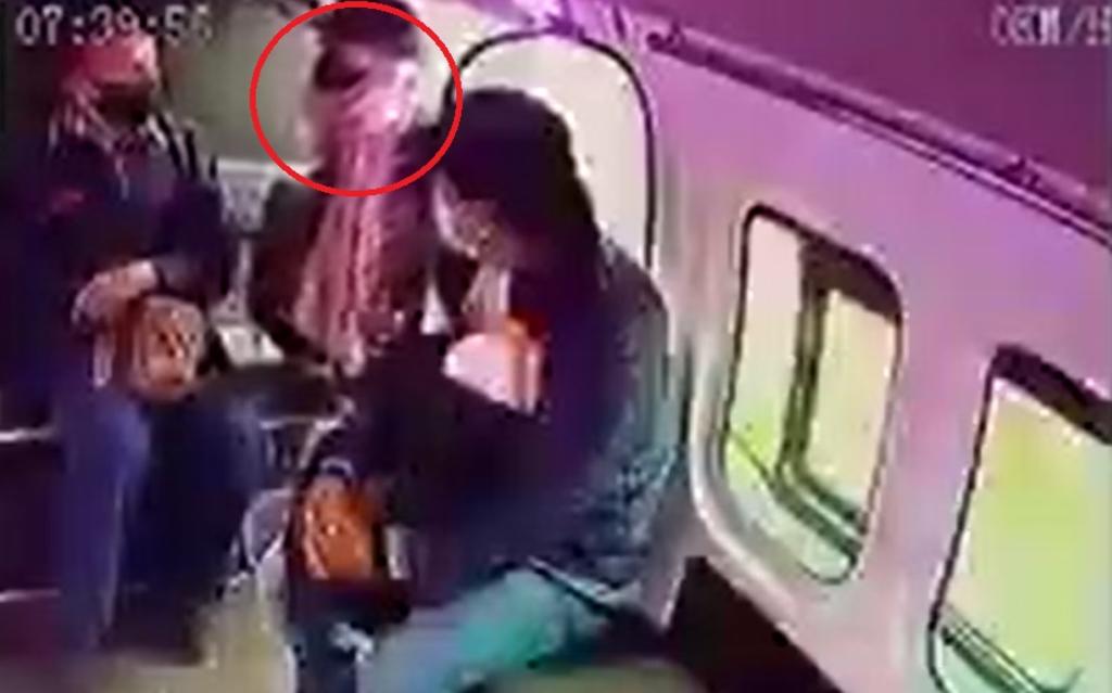Al ver que el sujeto aparentemente no estaba armado, los pasajeros ignoraron su intento de asalto (CAPTURA) 