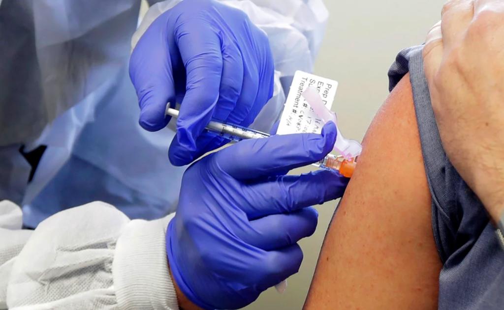 La medida podría implementarse una vez que los jóvenes de 18 a 29 años sean vacunados. (ARCHIVO)